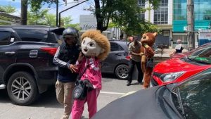 Dinsos Razia Badut Jalanan di Makassar Ricuh, Petugas Dilempar Batu