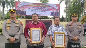 Pemobil yang menabrak remaja pemotor bercelurit mendapat penghargaan dari Polresta Magelang
