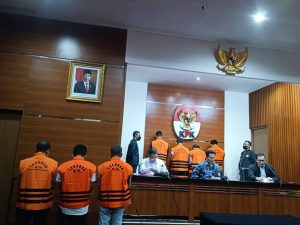 10 Tersangka Suap Proyek Rel Kereta Api, salah satunya Direktur di DJKA. Sudah kompak pakai rompi oranye KPK