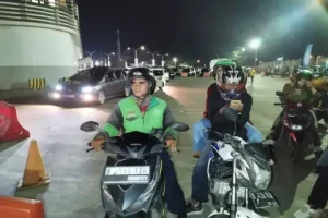 19 Tahun tidak Mudik, Ojol Asal Bekasi sekali Pulkam sudah punya Anak dan Istri diperkenalkan ke Orang Tua.