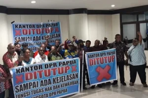 65 DPR Papua beraksi Palang Ruang Pimpinan dan Sekwan.