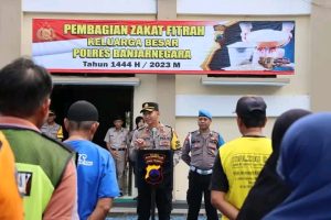 Polres Banjarnegara Bagikan Zakat Fitrah kepada Warga Kurang Mampu