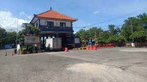 Polisi menyamar menjadi kernet truk saat OTT 2 petugas Kementerian Perhubungan (Kemenhub).