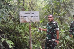 Danrem 121/Abw Tinjau Patok Batas Negara RI-MLY, Dan Pos Sungai Kelik, Satgas Pamtas RI-MLY Yonarmed 19/Trk Bogani.