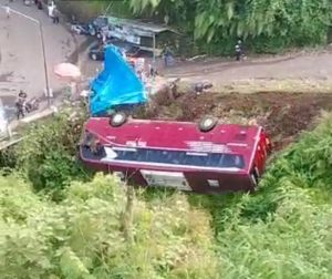 Bus Wisata Masuk Sungai Di Kawasan Wisata Gucci Tegal Jawa Tengah