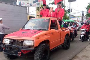 Bacaleg PDI Perjuangan Banjarnegara Telah Mendaftar ke KPU, Jalan Kaki Kena Percikan Gerimis.