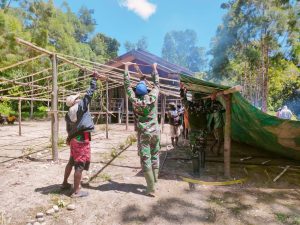 Satgas Yonif Raider 200/BN Sigab Bantu Prosesi Kedukaan Warga