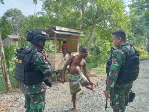 Satgas Yonif 132/BS Temu Sapa Masyarakat Kampung Wambes Distrik Mannem, Keerom, Papua
