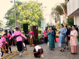 Ibu Iriana Ajak Para Pendamping Pemimpin ASEAN Melihat Aktivitas Berbasis Budaya NTT
