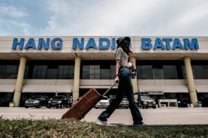 Demi Naik Taksi Online Rela Jalan Kaki Jauh Keluar dari Bandara Hang Nadim Batam