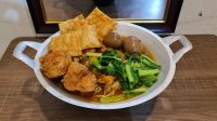 Makan Mie Ayam Wadah Kwali di Pangkalpinang, Sensasi Kulinernya Unik Murah Meriah