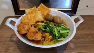 Makan Mie Ayam Wadah Kwali di Pangkalpinang, Sensasi Kulinernya Unik Murah Meriah