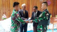 Guna Meningkatkan Keimanan : Satgas Yonif Raider 200/BN Berikan Bantuan Alkitab Kepada Jemaat Kimei,Distrik Bolakme Papua Pegunungan