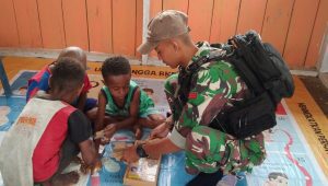 Satgas Yonif Raider 200/BN Berpartispasi Ikut Mengajar Siswa PAUD Muara Nawa Distrik Airu Kab.Jayapura Papua.
