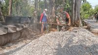 Babinsa Koramil Nogosari Ikut Kerja Bakti Pengaspalan Jalan