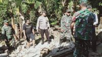 Babinsa Peduli Bersama Warga Ikut Gotong Royong  Evakuasi Rumah Roboh
