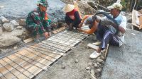 Warga Desa Rejosari Dibantu Babinsa Koramil 11/Polokarto Ngecor Jalan
