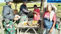 Masyarakat Kesulitan dalam Menjual Hasil Kebun, Satgas Yonif RK 115/ML Bantu Barter Hasil Bumi dengan  Bahan Makanan