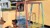 Pratu Feri Sumardiansyah, Satgas TMMD Reg Ke-116, Kodim 1203/Ktp Piawai Merangkai Alat Permainan Di PAUD Harum Kenanga