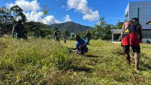 Prajurit Pos Benawa Satgas Yonif Raider 200/BN Giat Bersih-Bersih Lingkungan Kampung