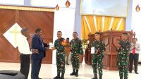 Satgas Yonif Raider 200/BN Bagikan Alkitab Kepada Jemaat Gereja Injil Indonesia Kobagma