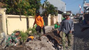 Antusias Warga Serengan Kerja Bakti Bersama Satgas TMMD Kodim Solo.
