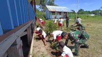 Satgas Yonif 132/BS Kerja Bakti Kebersihan Bersama Guru Dan Siswa Siswi SD YPK Skofrow