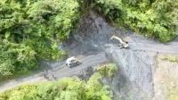 Satgas Yonif RK 115/ML Bersinergi dengan Masyarakat, Menjaga Keamanan Dalam Kegiatan Perbaikan Jalan Longsor Di Distrik Yambi