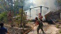 Ditinggal Hajatan, Rumah Terbakar di Desa Jenalas, Babinsa Bantu Evakuasi