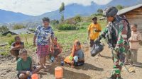 Satgas Yonif RK 115/ML Sambangi Rumah Masyarakat Sambil Bagikan Sembako