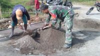 Semangat Babinsa Ikut Gotong Royong Pembangunan Infrastruktur Desa Binaan