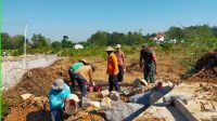 Warga  Bersama Babinsa Gotong Royong Bangun Tanggul Antisipasi Longsor Pada Musim Hujan
