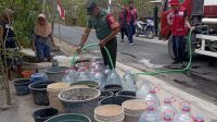 Upaya Mengatasi Kekurangan Air Akibat Kemarau, Babinsa Bantu Distribusikan Air Bersih