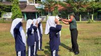 Murid-murid SMP N 1 Sambirejo Dilatih PBB Oleh Babinsa