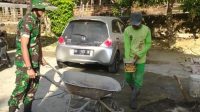 Babinsa Brangkal Ikut Gotong Royong  Membangun Rumahnya Pak Mahdi