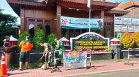 Perangkat Kelurahan Jayengan Setyengah Kerja Bakti Bersama Babinsa Bersih-Bersih Lingkungan Dan Taman