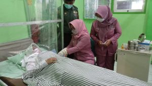 Untuk  Sukseskan Program KB Di Negosari Babinsa Turut Serta Dampingi Petugas Pelayanan Puskesmas.