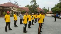 Tingkatkan Rasa Cinta Tanah Air, Guru SMKN 1 Kalijambe Latihan PBB Bersama Babinsa
