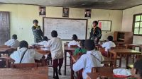 Peduli Pendidikan Di Papua, Satgas Mobile Yonif 300 Siliwangi Bantu Pemda Jadi Pengajar Sementara Di Sekolah Dasar ( SD )