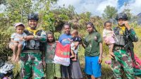 Satgas Mobile 300 Siliwangi Bagikan Baju Kepada Anak Anak Warga Sinak, Papua