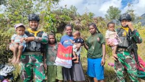 Satgas Mobile 300 Siliwangi Bagikan Baju Kepada Anak Anak Warga Sinak, Papua