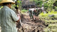 Bantu Ringankan Beban Petani, Babinsa Turut Dalam Pembuatan Saluran Air
