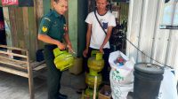 Babinsa Cek Tidak Ada Kelangkaan Gas LPG Bersubsidi Di Wilayah Binaannya Desa Bukuran