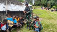 Les Main Gitar Ala Satgas Mobile Raider 300 Siliwangi Untuk Generasi Papua