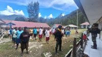 Tanamkan Disiplin Untuk Generasi Muda Papua, Satgas Yonif Mobile Rider 300 Latih PPB Di SDN Sinak