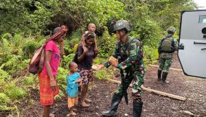 Berbagi Kasih Persaudaraan, Warga Muara Sambut Antusias TNI Marinir