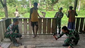 Gotong Royong Satgas TNI Perbaiki Sekolah Rimba Disambut Antusias Warga Mumugu