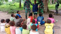 Prajurit Satgas Yonif 125/SMB Tempat Dibawah Pohon, Ajarkan Wawasan Kebangsaan Kepada Anak di Distrik Edera