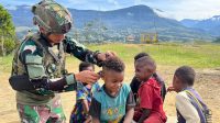 Satgas TNI Peduli Pangkas Rambut Disambut Ceria Anak-Anak Gome
