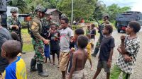 TNI Marinir Sapa Damai Anak-Anak Tomonsatu Penuh Ceria